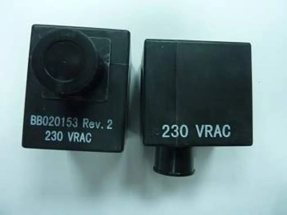 Zwei schwarze Spulen mit der Aufschrift "230 VRAC" und "BB020153 Rev. 2", möglicherweise von der Marke Remeha, liegen nebeneinander auf einer Fläche.